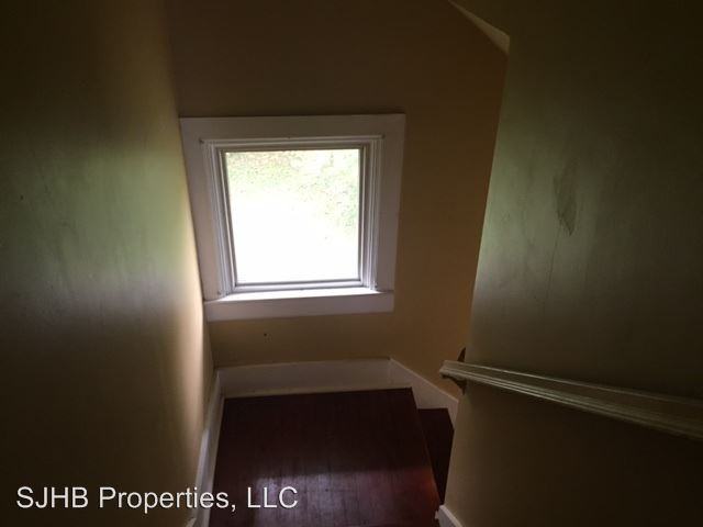 109 Oak St - Photo 3 of 8