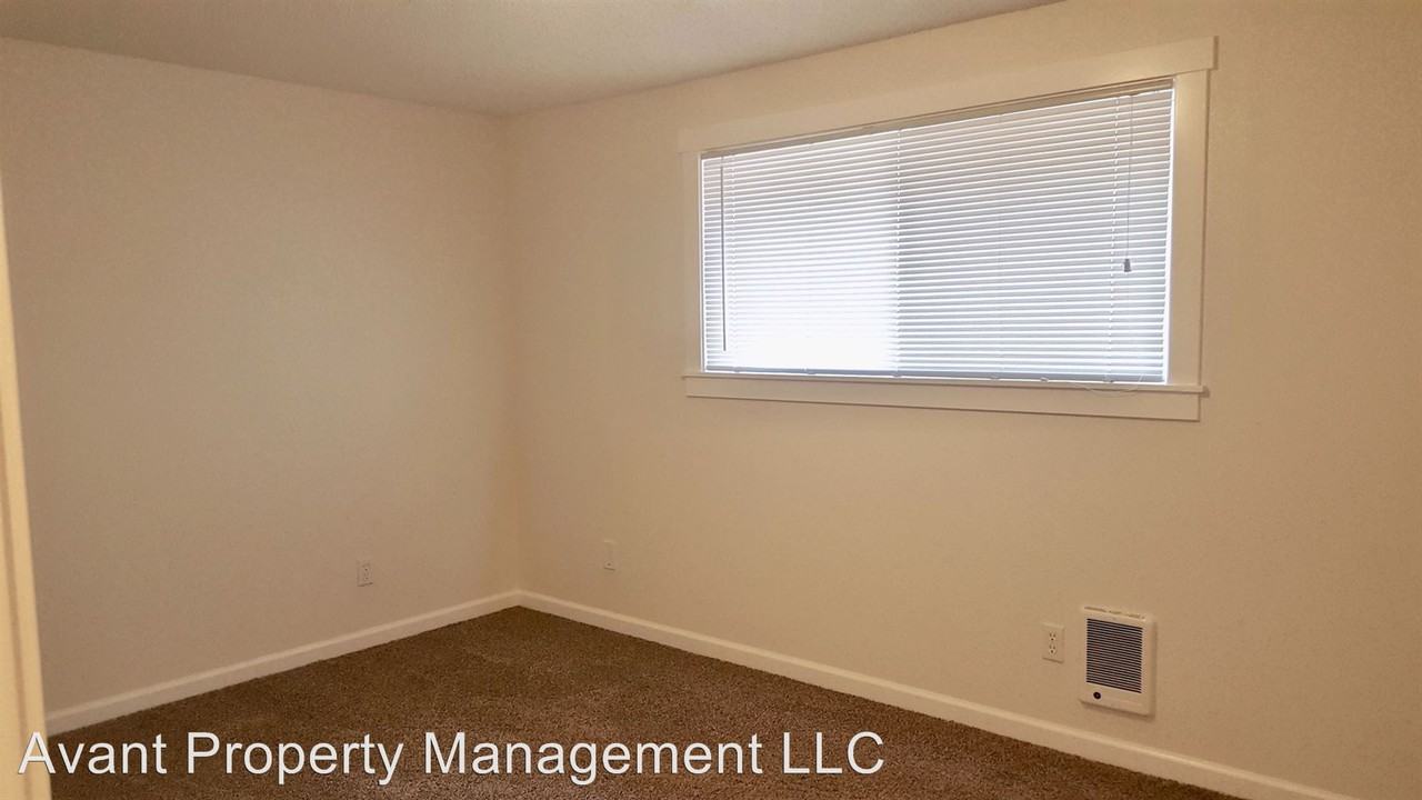 385 NE Kane Dr - Photo 2 of 9