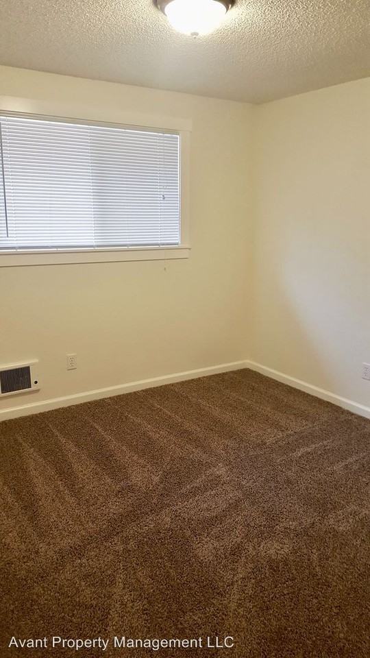 385 NE Kane Dr - Photo 3 of 9