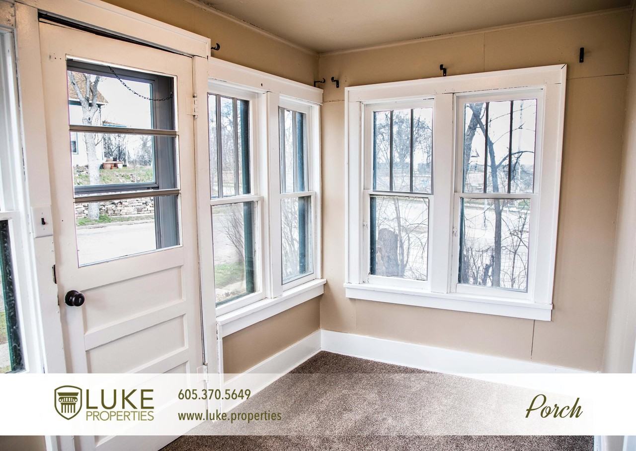 215 W McClellan St - Photo 3 of 9