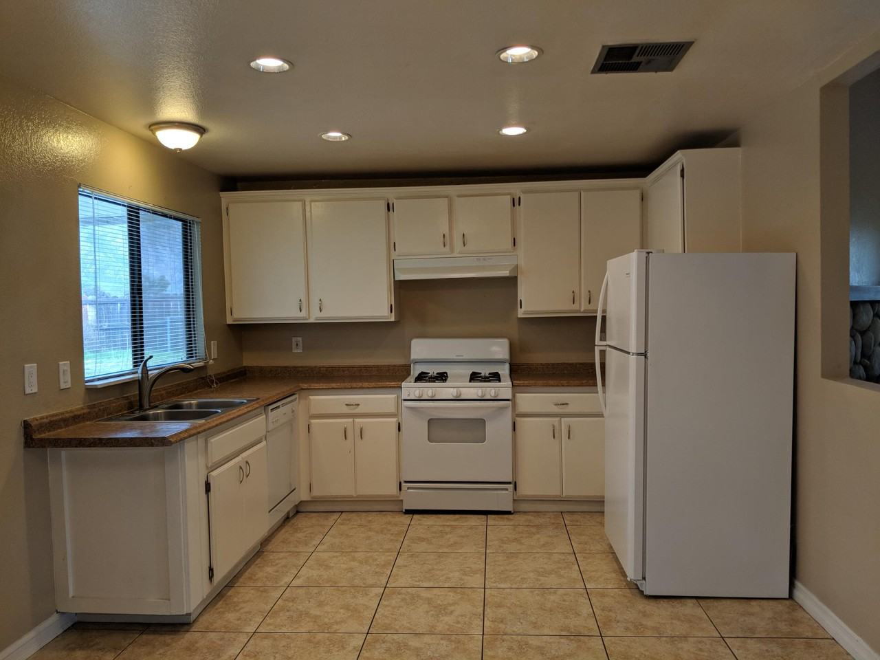 215 Yellowstone Ct - Photo 2 of 8