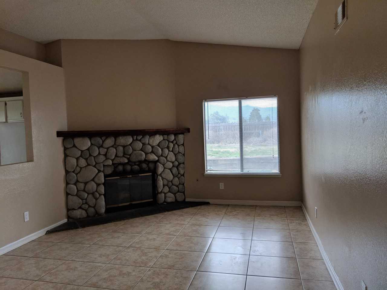 215 Yellowstone Ct - Photo 3 of 8