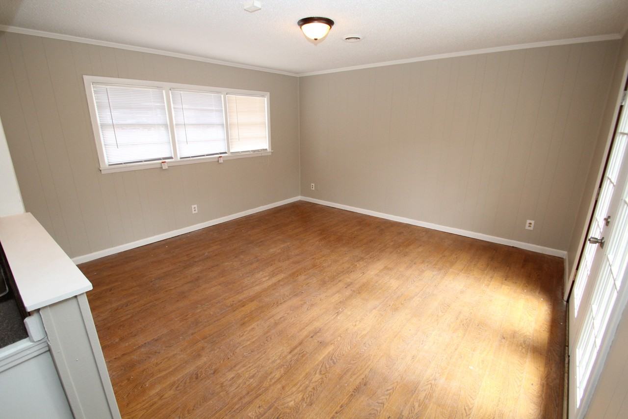 377 Parkdale Dr - Photo 2 of 12