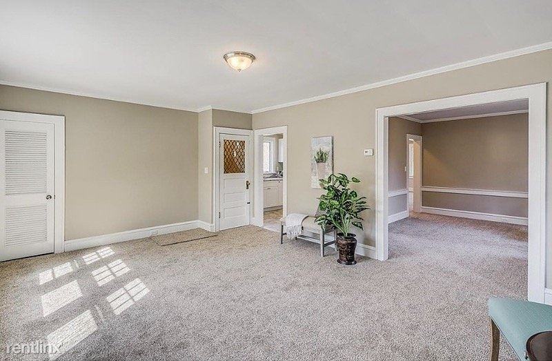 221 W Kings Hwy - Photo 2 of 12