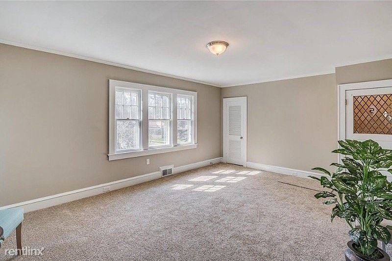 221 W Kings Hwy - Photo 3 of 12