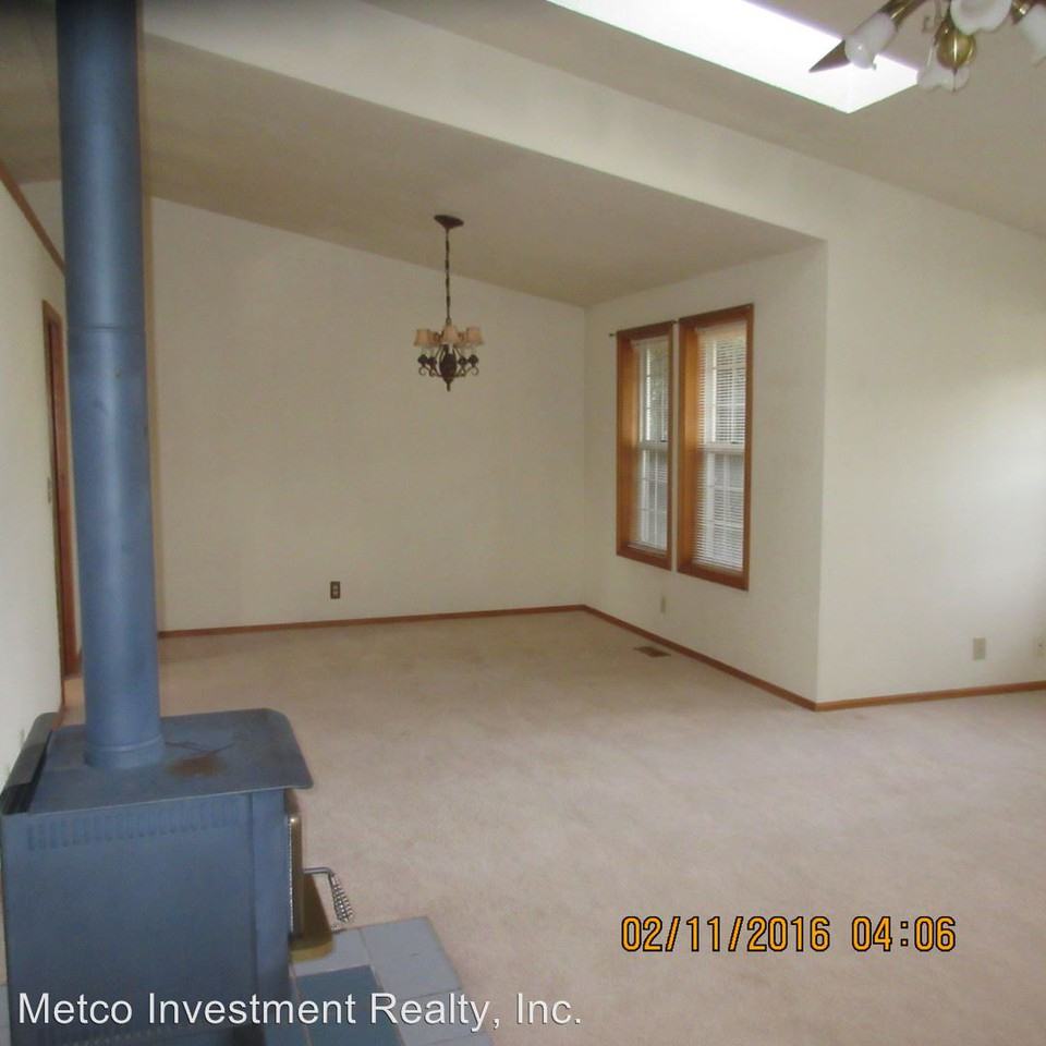 454 72nd Pl - Photo 2 of 19