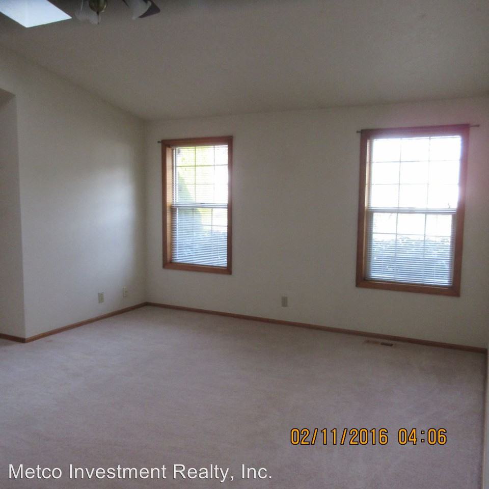 454 72nd Pl - Photo 3 of 19