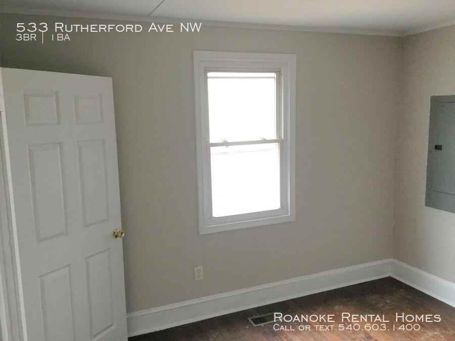 533 Rutherford Ave NW - Photo 3 of 11