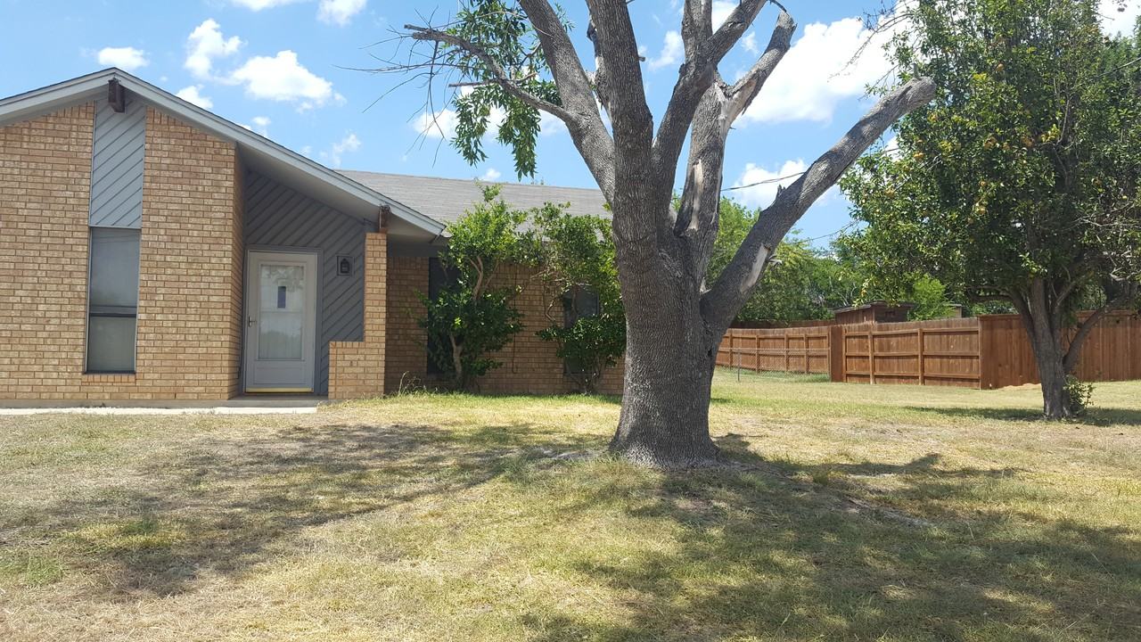 340 Eagle Ln - Photo 2 of 10