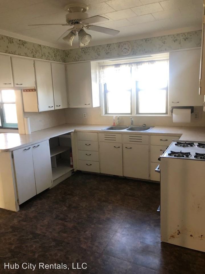 413 E 4th St - Photo 3 of 13