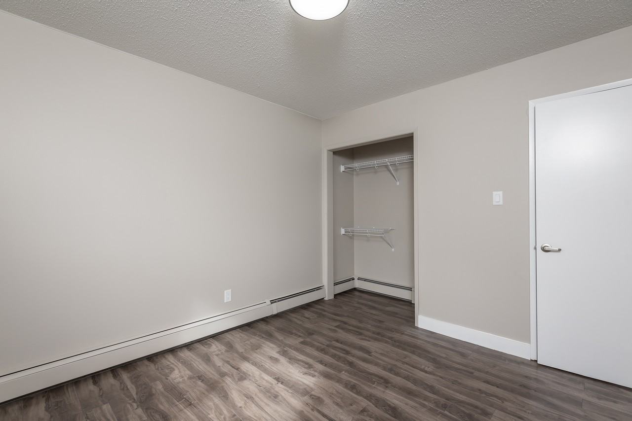 10322 117 St ##202 - Photo 2 of 7