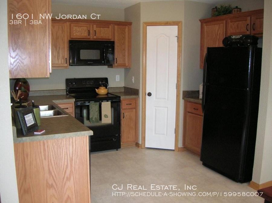 1601 Nw Jordan Ct - Photo 2 of 9