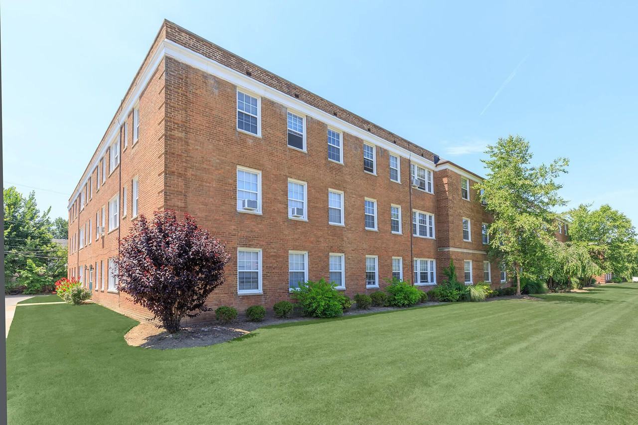 VAN AKEN CROSSING 2860 Van Aken Blvd, Cleveland, OH 44120 Apartment