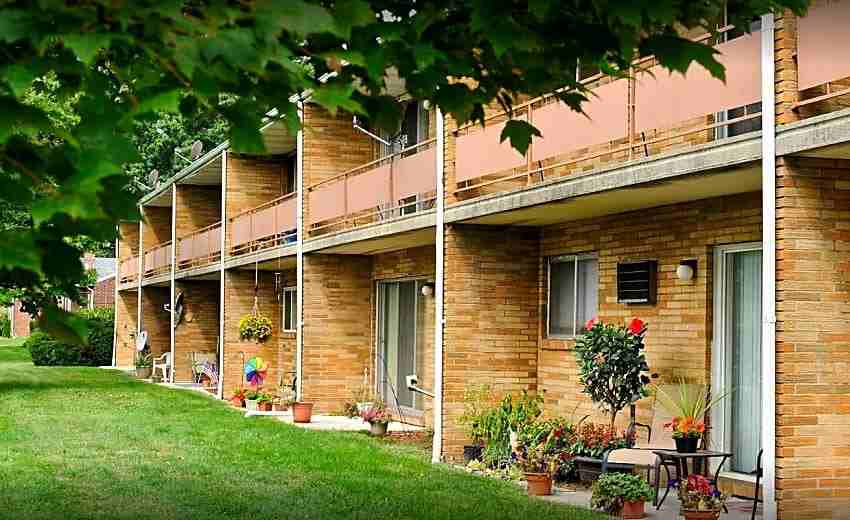 Country Club Apartments - Photo 2 of 9