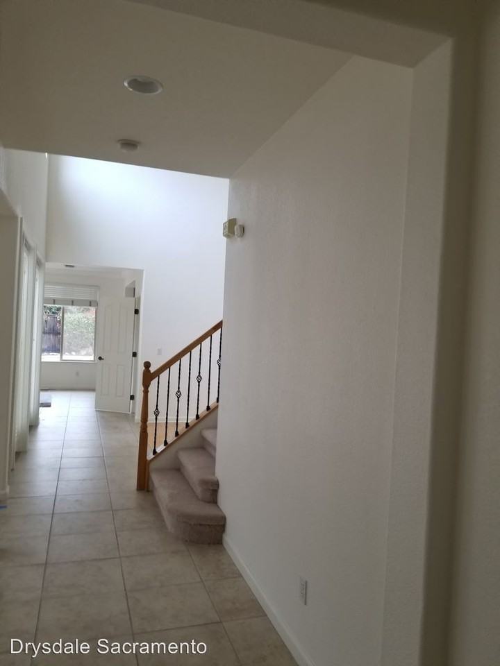 1082 Smith Way - Photo 3 of 31