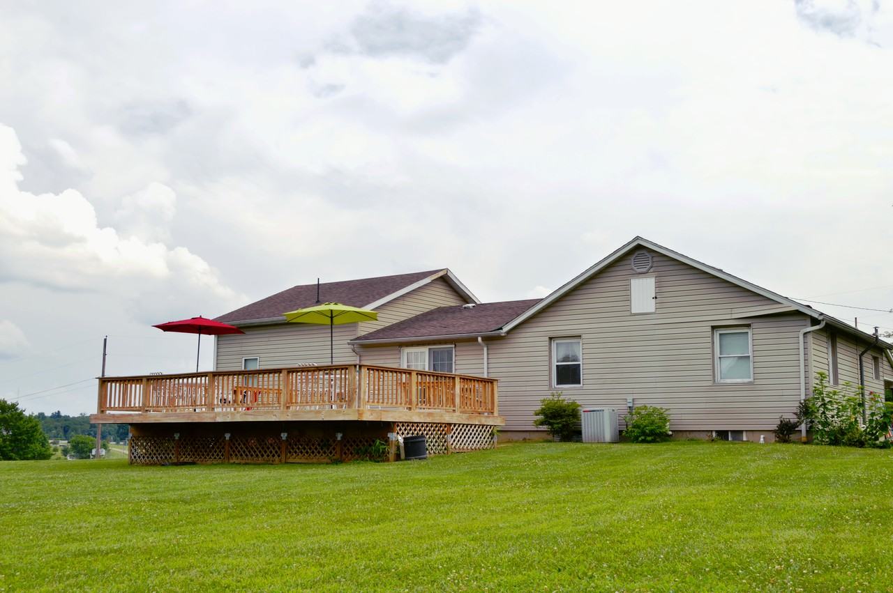 100 Plainwood Dr - Photo 2 of 12