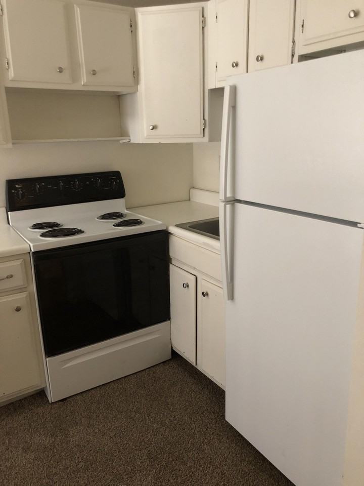 202 E John - Photo 3 of 17