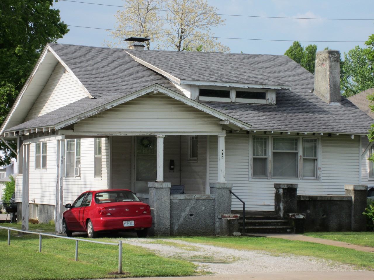 616 E Grand St - Photo 2 of 16