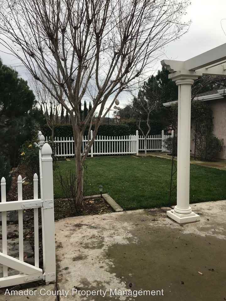 341 Rabb St - Photo 2 of 32