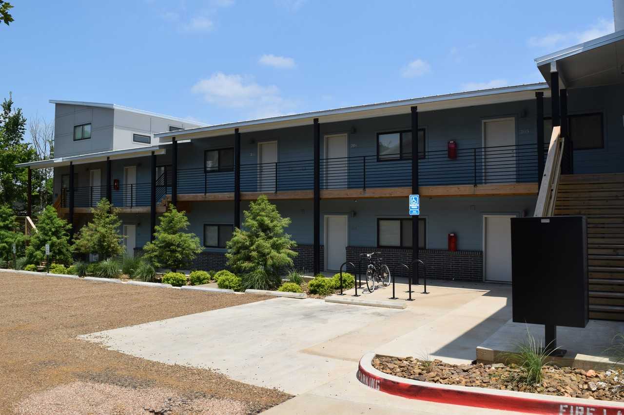 906 W Berry St - Photo 2 of 5