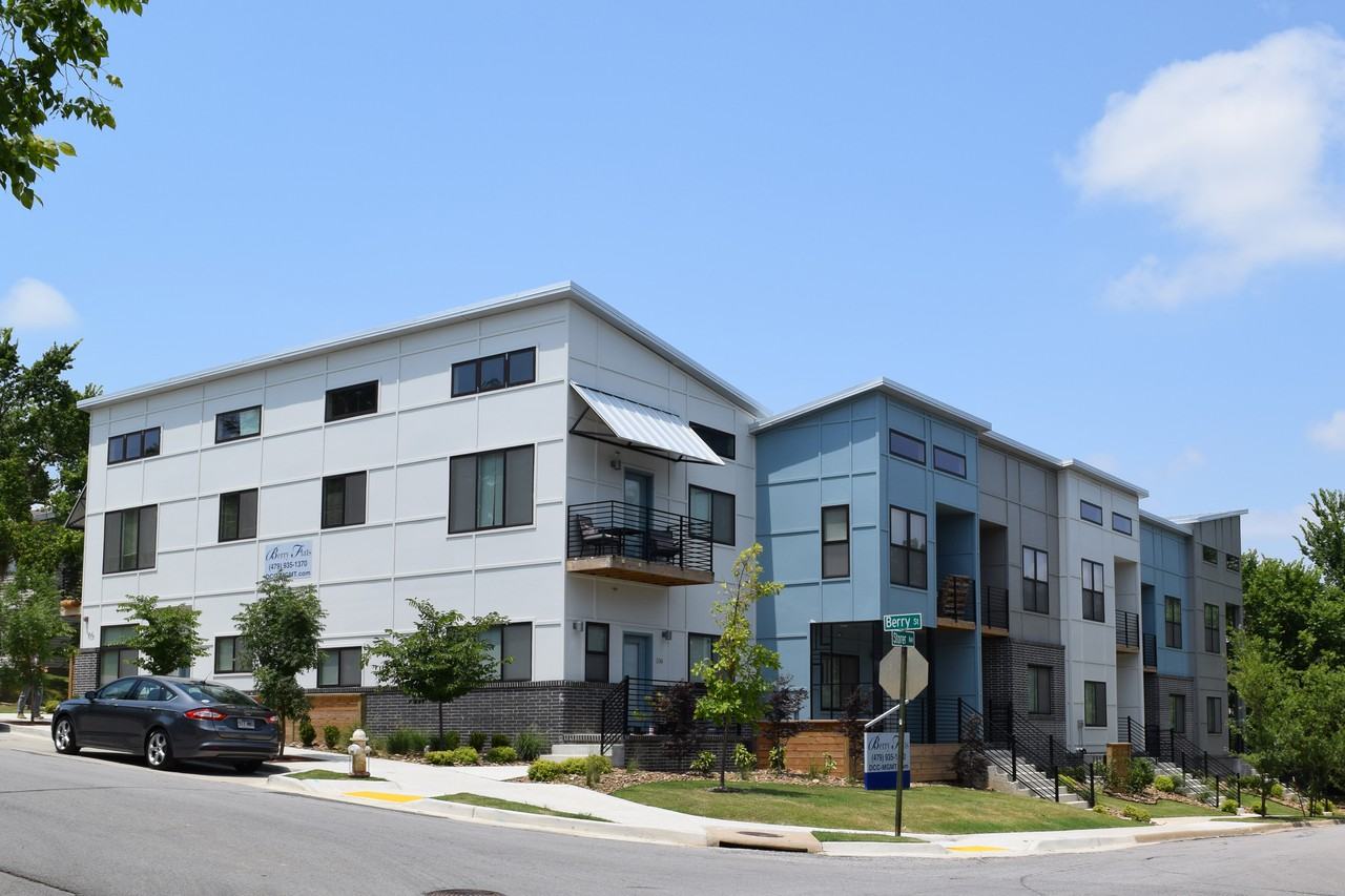 906 W Berry St - Photo 3 of 5