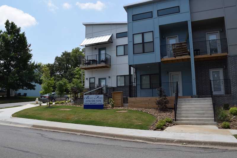 906 W Berry St - Photo 4 of 5