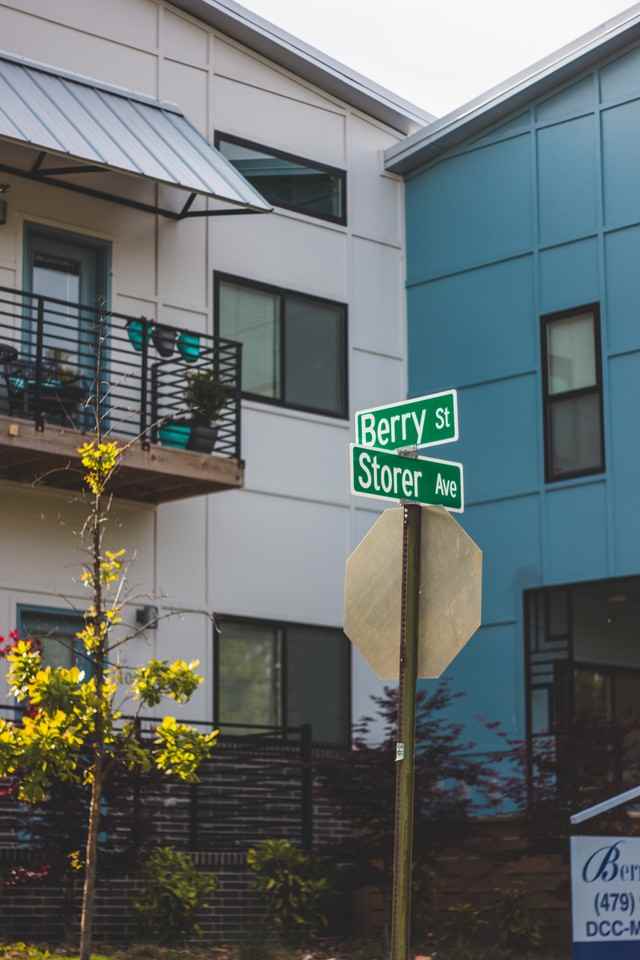 906 W Berry St - Photo 5 of 5