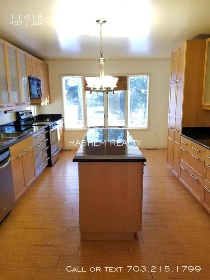 11418 Jordan Ln - Photo 2 of 31