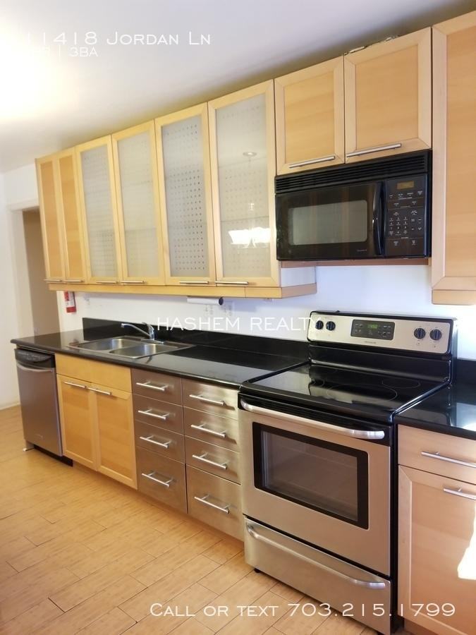 11418 Jordan Ln - Photo 3 of 31