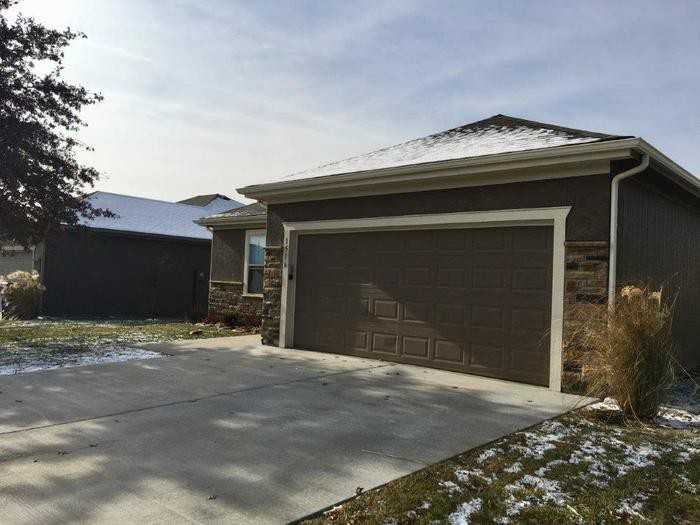 1516 NE Jaclyn Dr - Photo 2 of 16