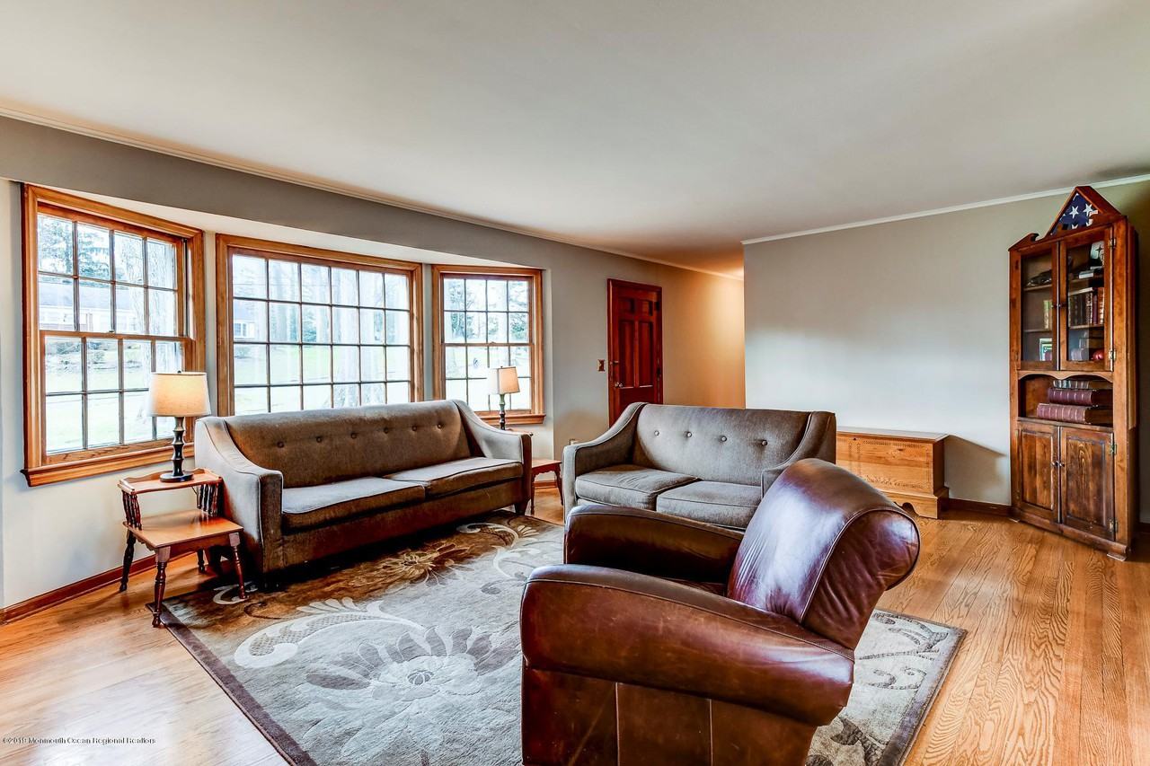 133 Iler Dr - Photo 3 of 13