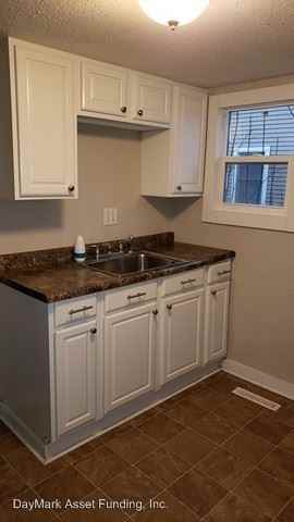 611 15th Ave - Photo 3 of 9