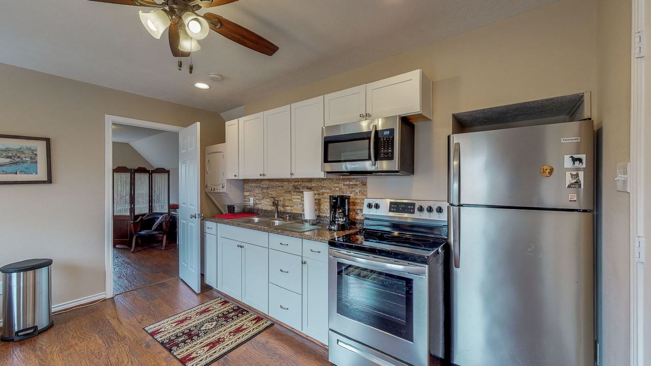 1013 Huntington Dr - Photo 3 of 22