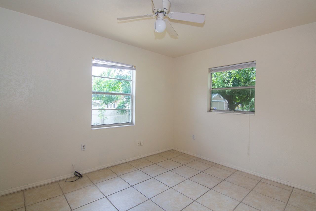 423 4 Seasons Ave - Photo 2 of 10