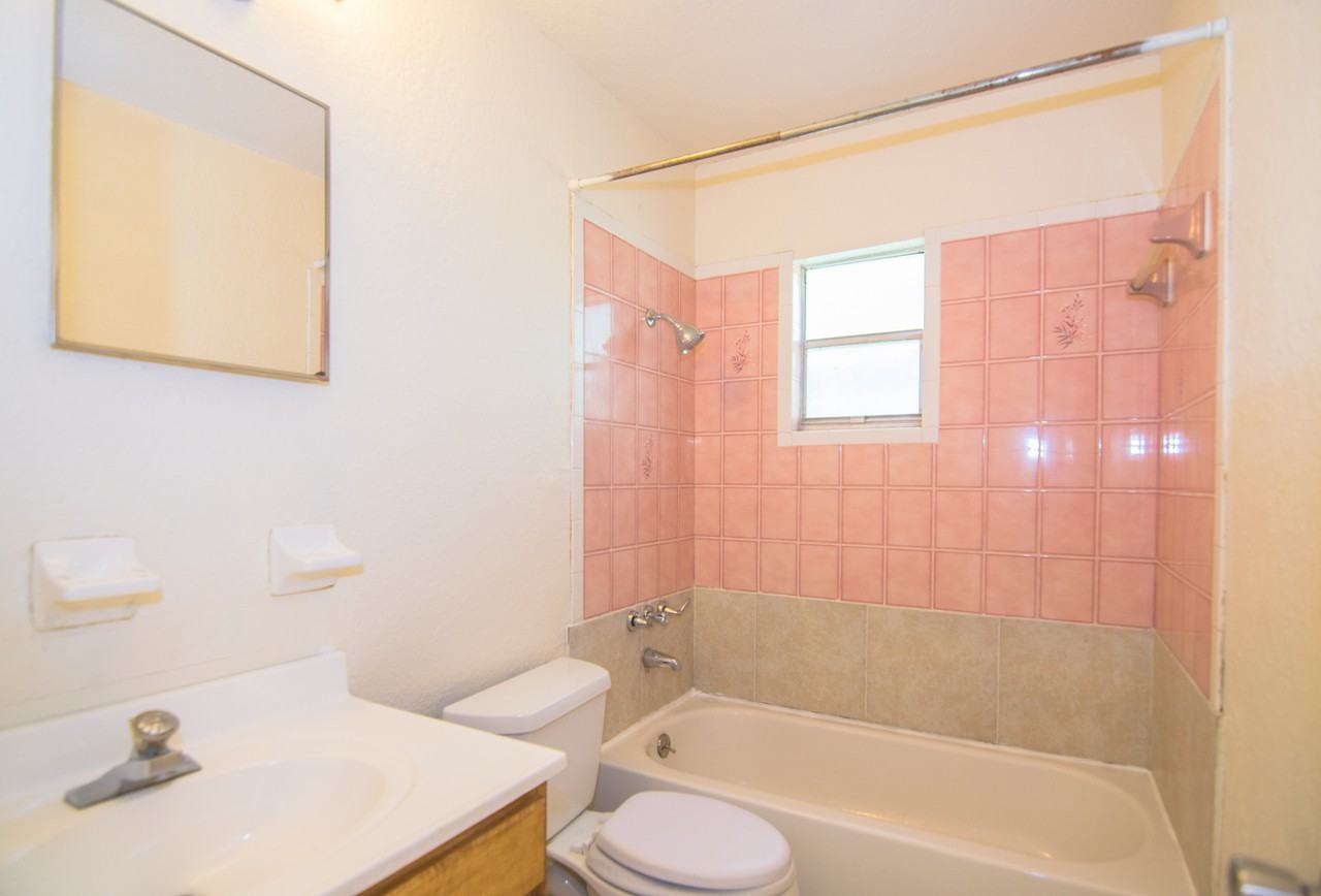 423 4 Seasons Ave - Photo 3 of 10