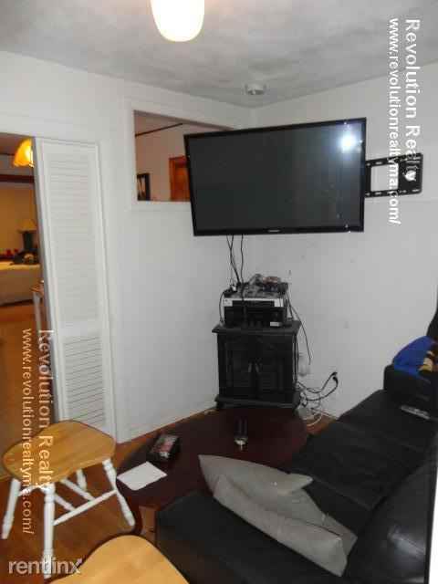 170 Salem St - Photo 3 of 6