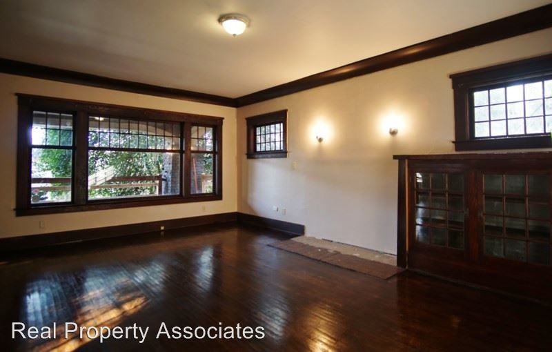 2109 Aurora Ave N - Photo 3 of 11