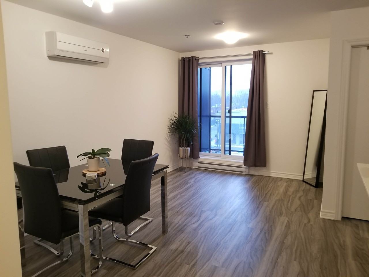 6740 Boulevard Décarie, Montréal, QC H3X 2K5 Studio Apartment for