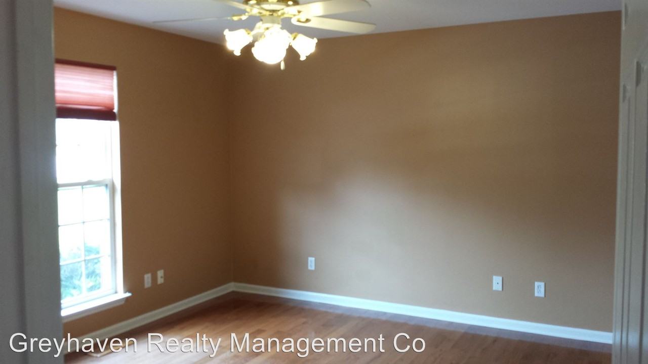 9732 Shoreline Heights Dr - Photo 3 of 15