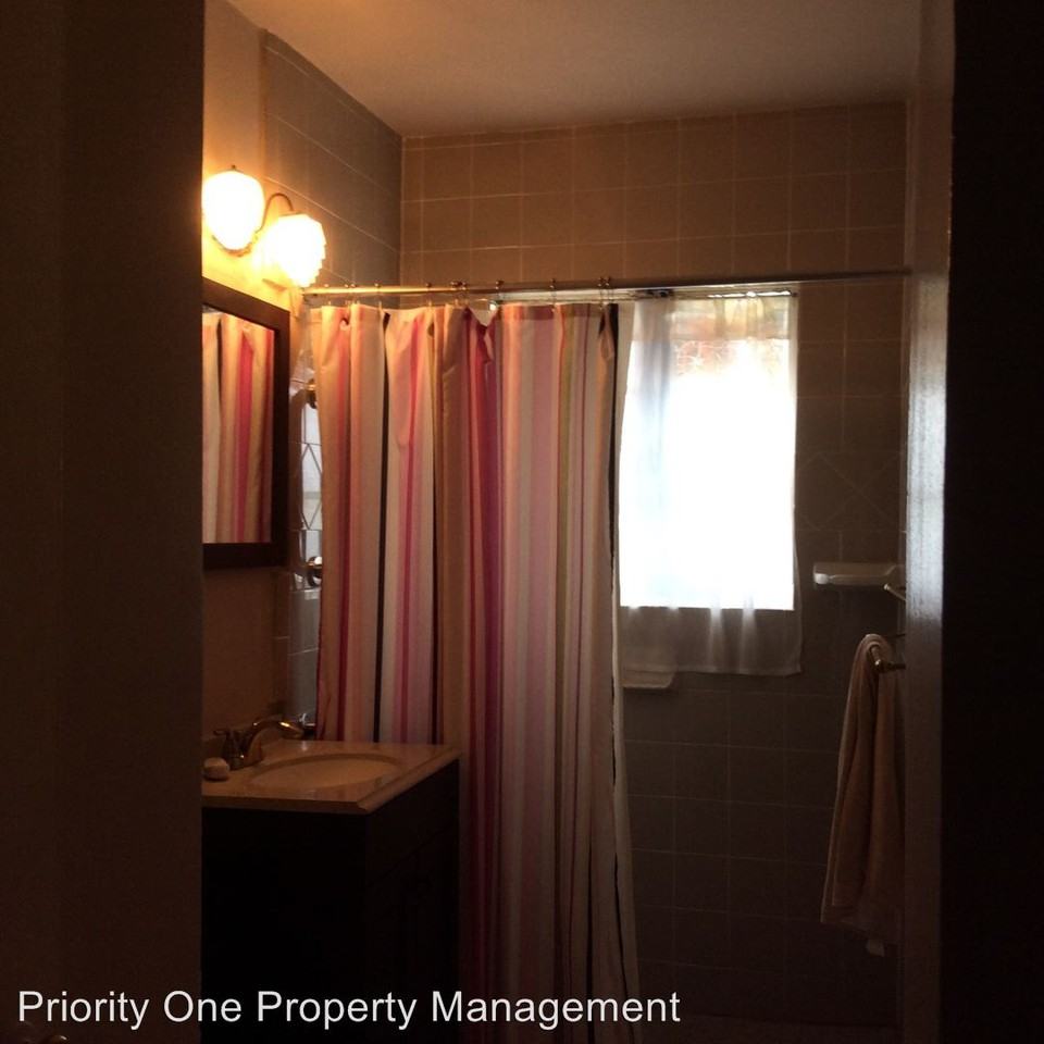 801 N Mesa St - Photo 2 of 4