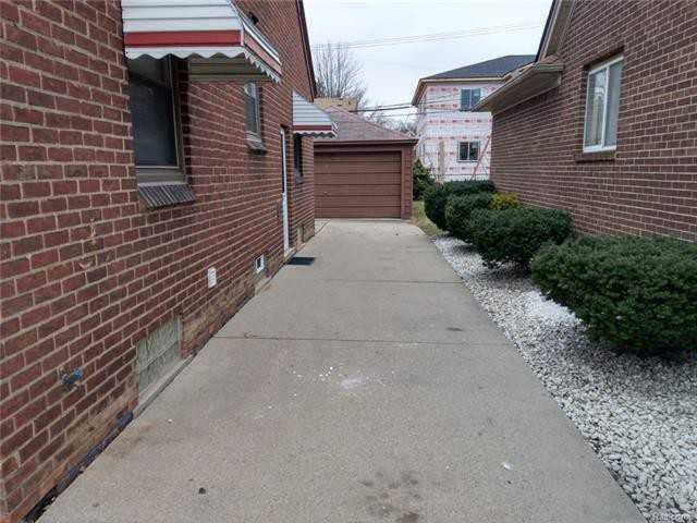 22553 Cobb Street - Photo 2 of 32