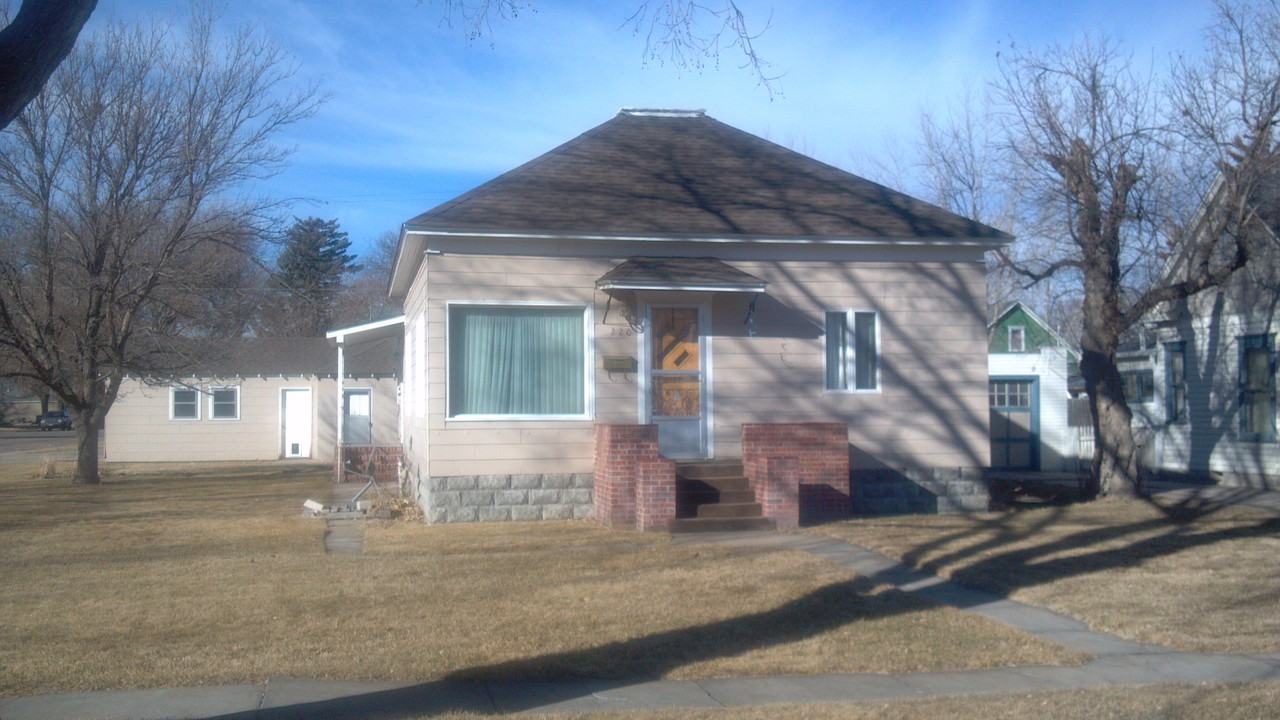 220 S Ash St - Photo 2 of 10