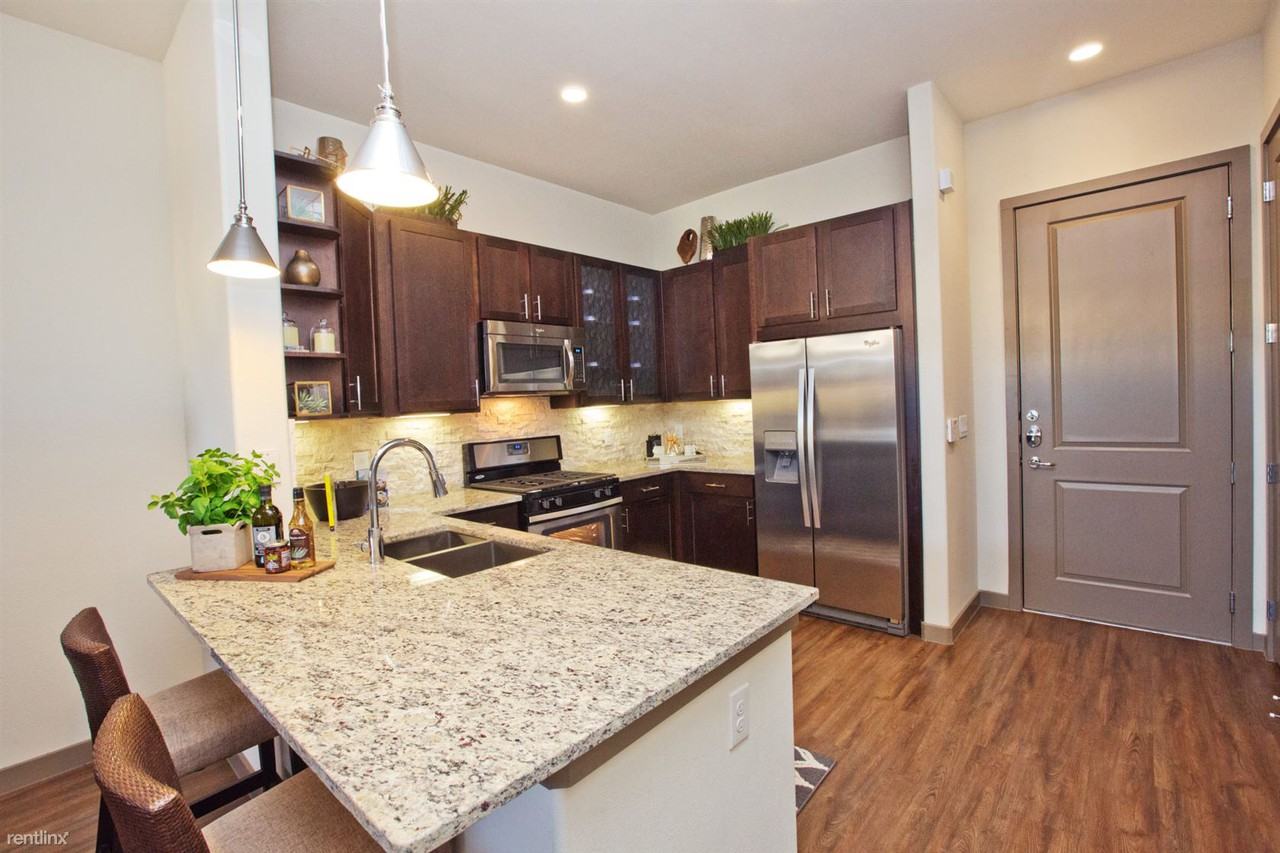 1440 Lake Woodlands Dr - Photo 3 of 7