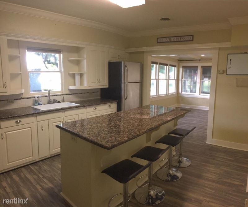 3036 Veterans Memorial Dr - Photo 2 of 15
