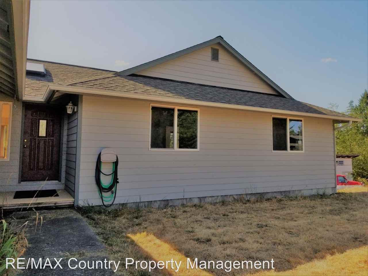 12101 Estate Ln SE - Photo 3 of 32