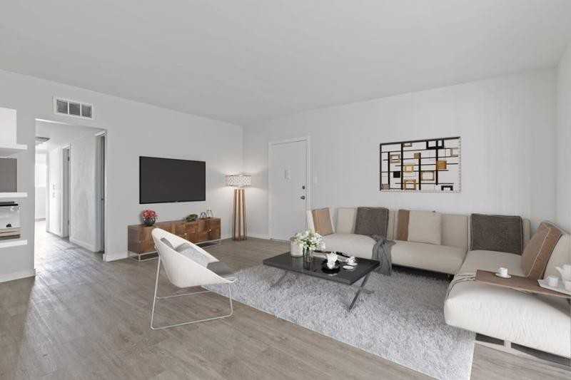 18449 Collins St - Photo 2 of 12