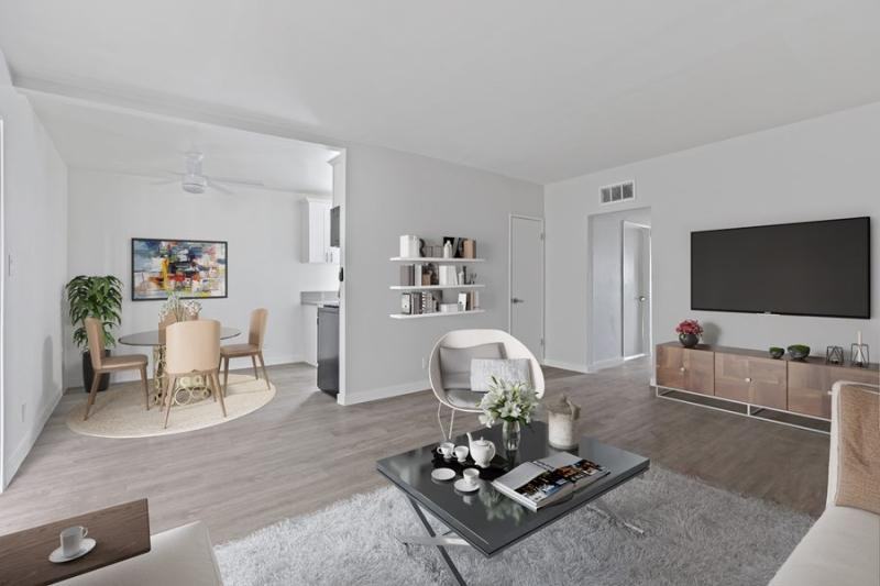 18449 Collins St - Photo 3 of 12