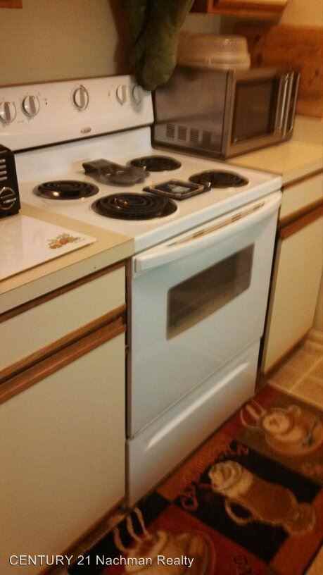 4003 Governor's Square - Photo 2 of 8