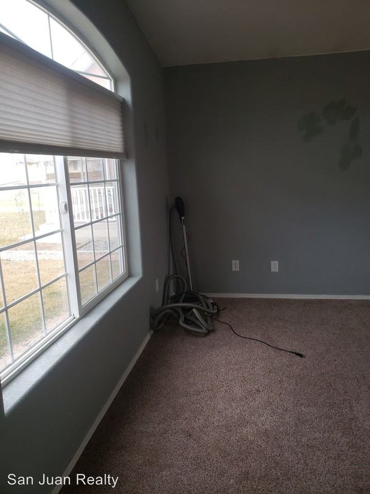 102 Garden Cir - Photo 3 of 17