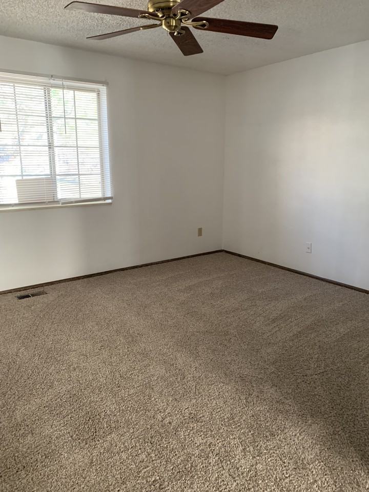 1555 S Eagle St - Photo 2 of 2